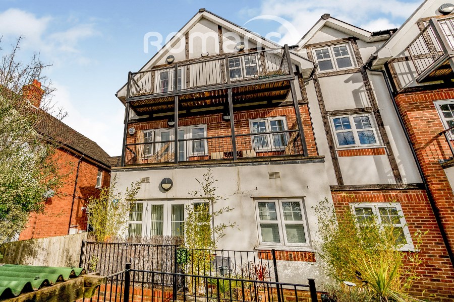 2 bedroom apartment to rent - West Wycombe Road, High Wycombe, Buckinghamshire, HP12 - Property View 1