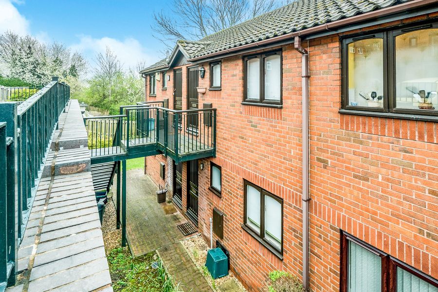 studio to rent - Wyatt Close, High Wycombe, HP13 - Property View 1